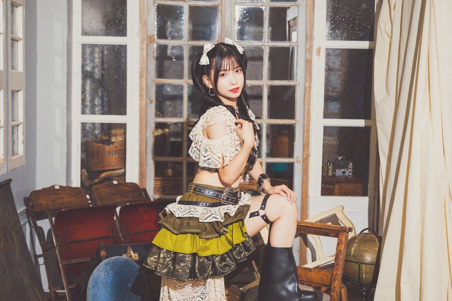 レトロな部屋でポーズをとる人物