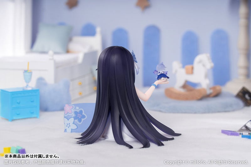 ゼーレの後ろ姿とフィギュアの背景