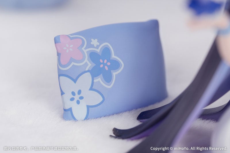 フィギュアの背景の花柄クッション