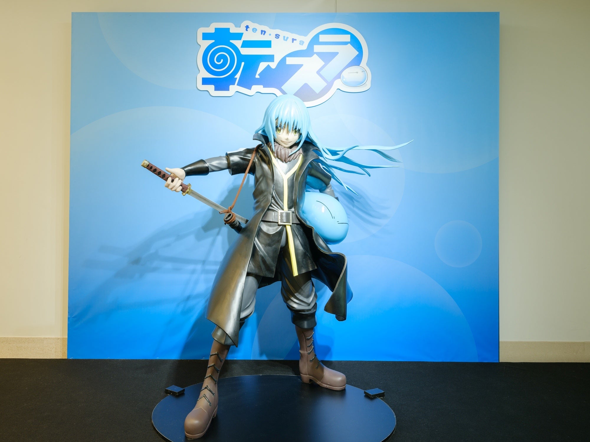 リムルの立体像とロゴ背景