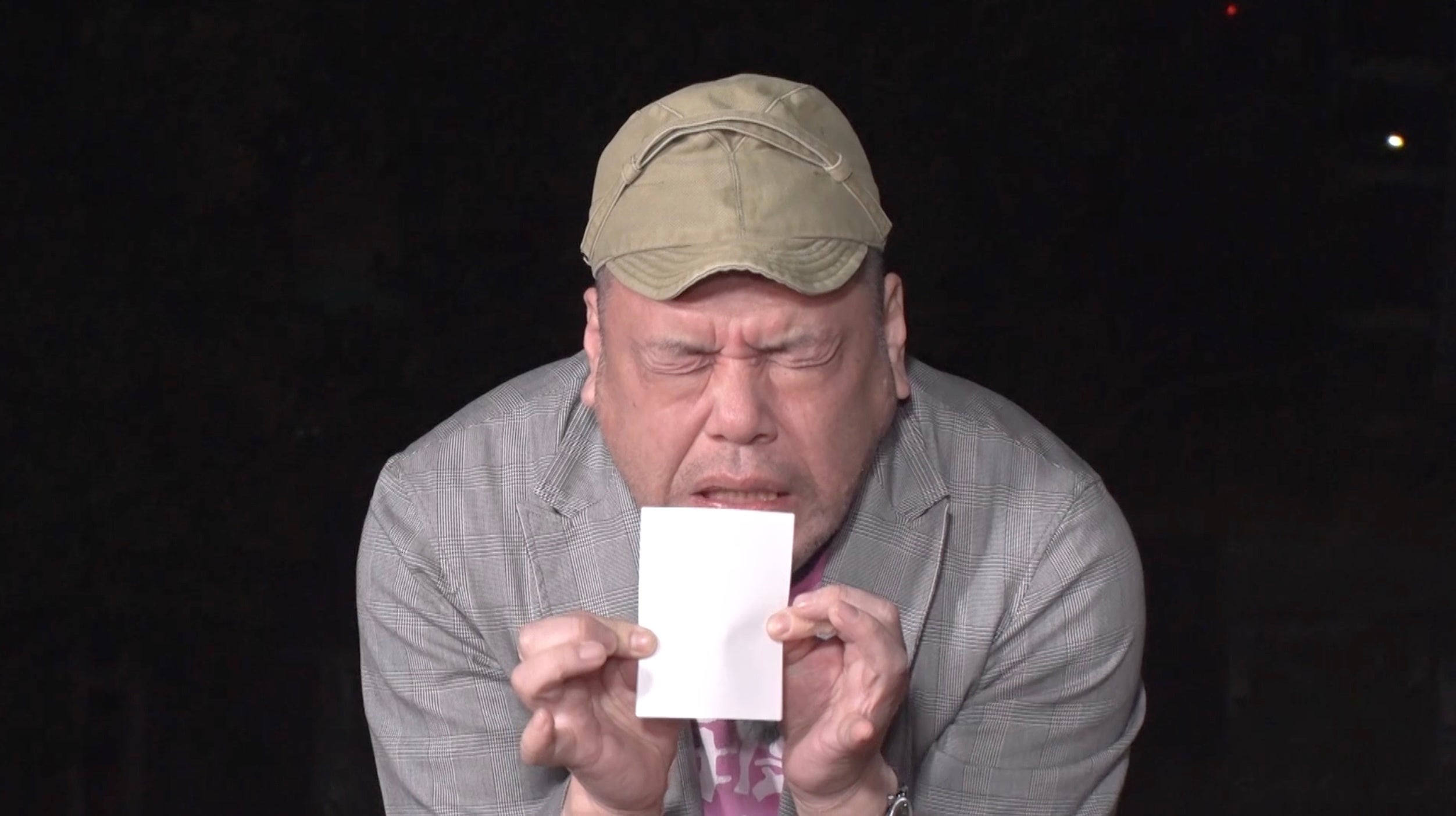 紙を持ちながら感情を表現する人