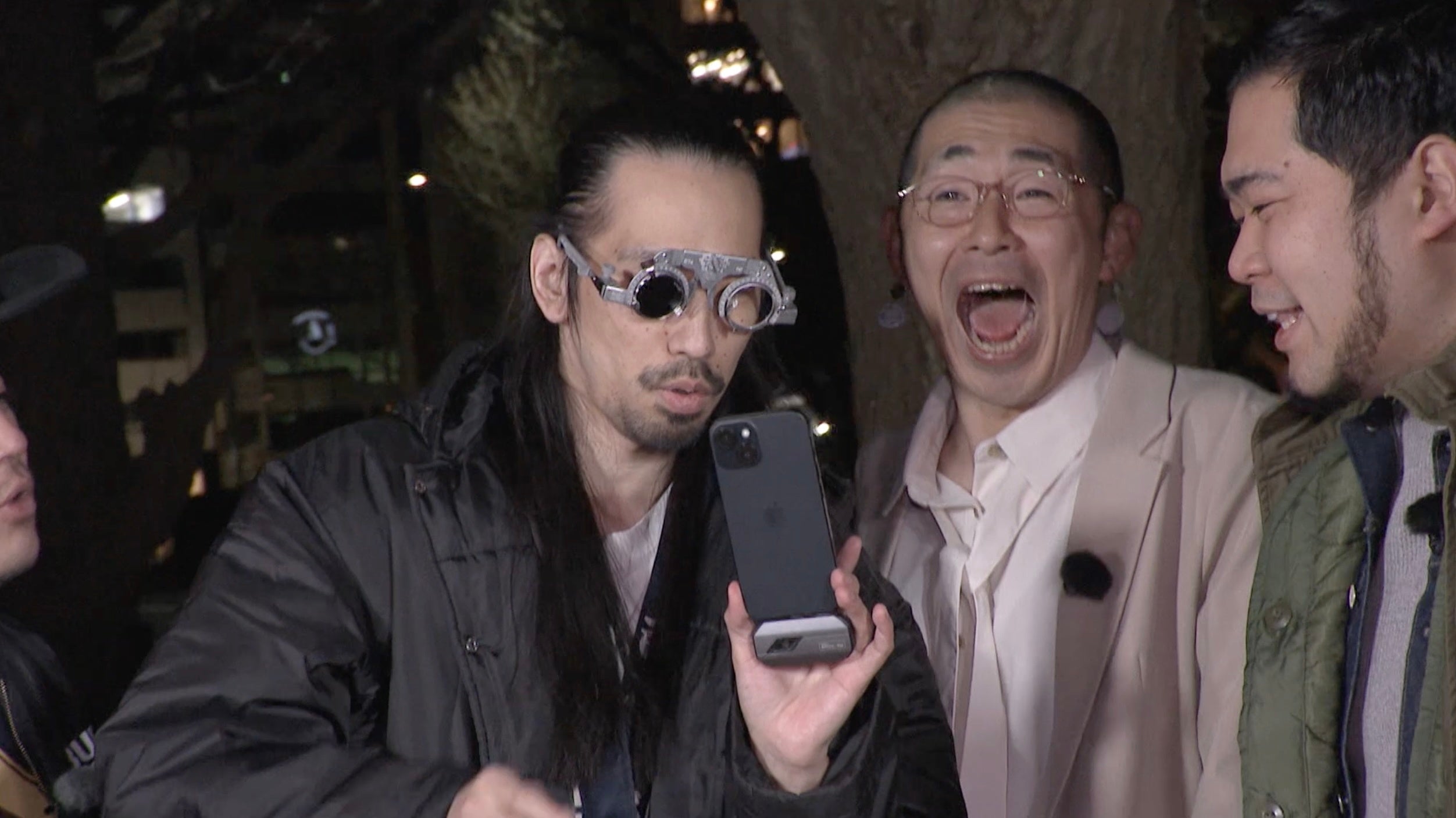 スマートフォンを持つ驚きの表情