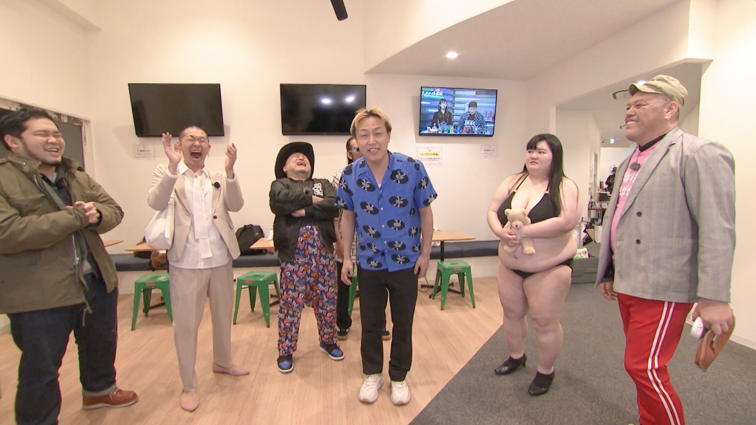 笑顔あふれるコメディチームの集合