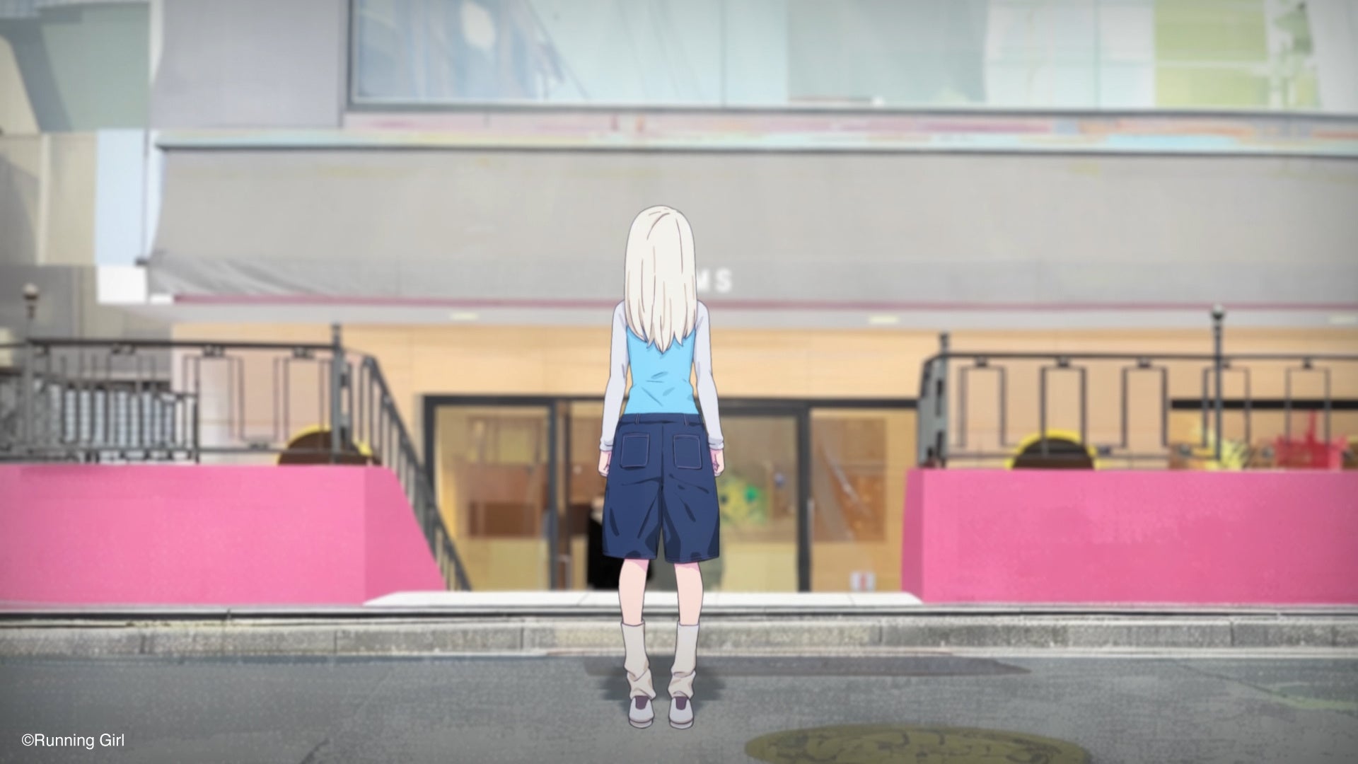 ショップ前に立つRunning Girlの少女