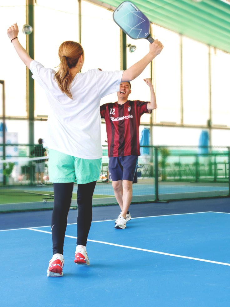 コートで歓声を上げるプレーヤー達