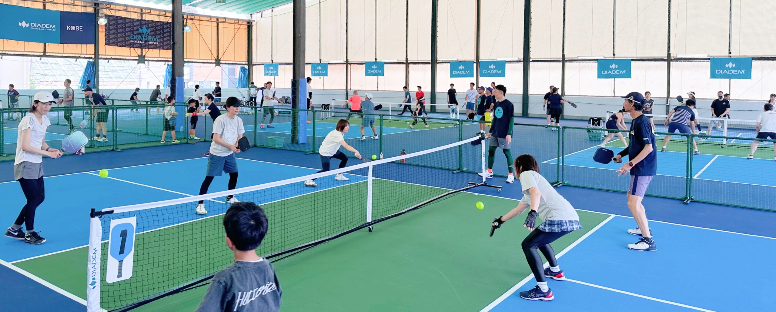 コートでピックルボールを楽しむ参加者たち