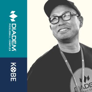 笑顔のスタッフとロゴ