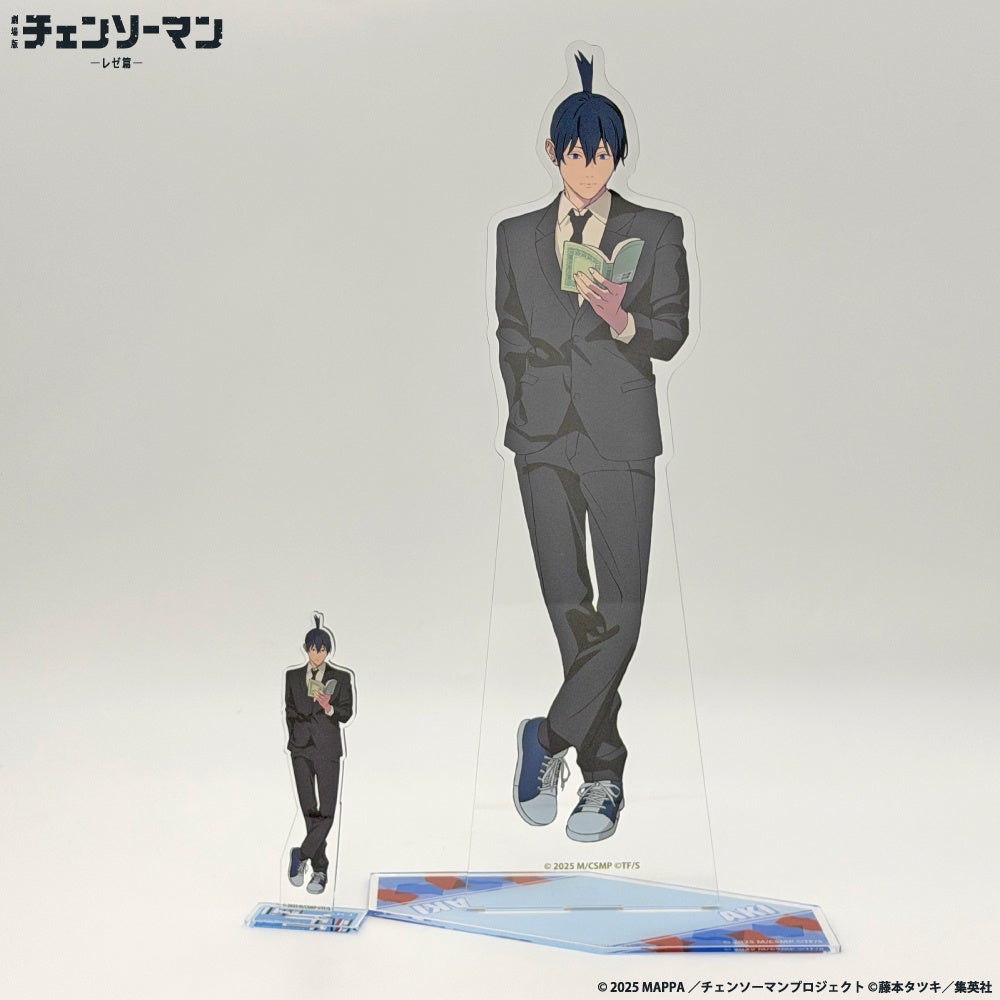アキが本を持つアクリルスタンド