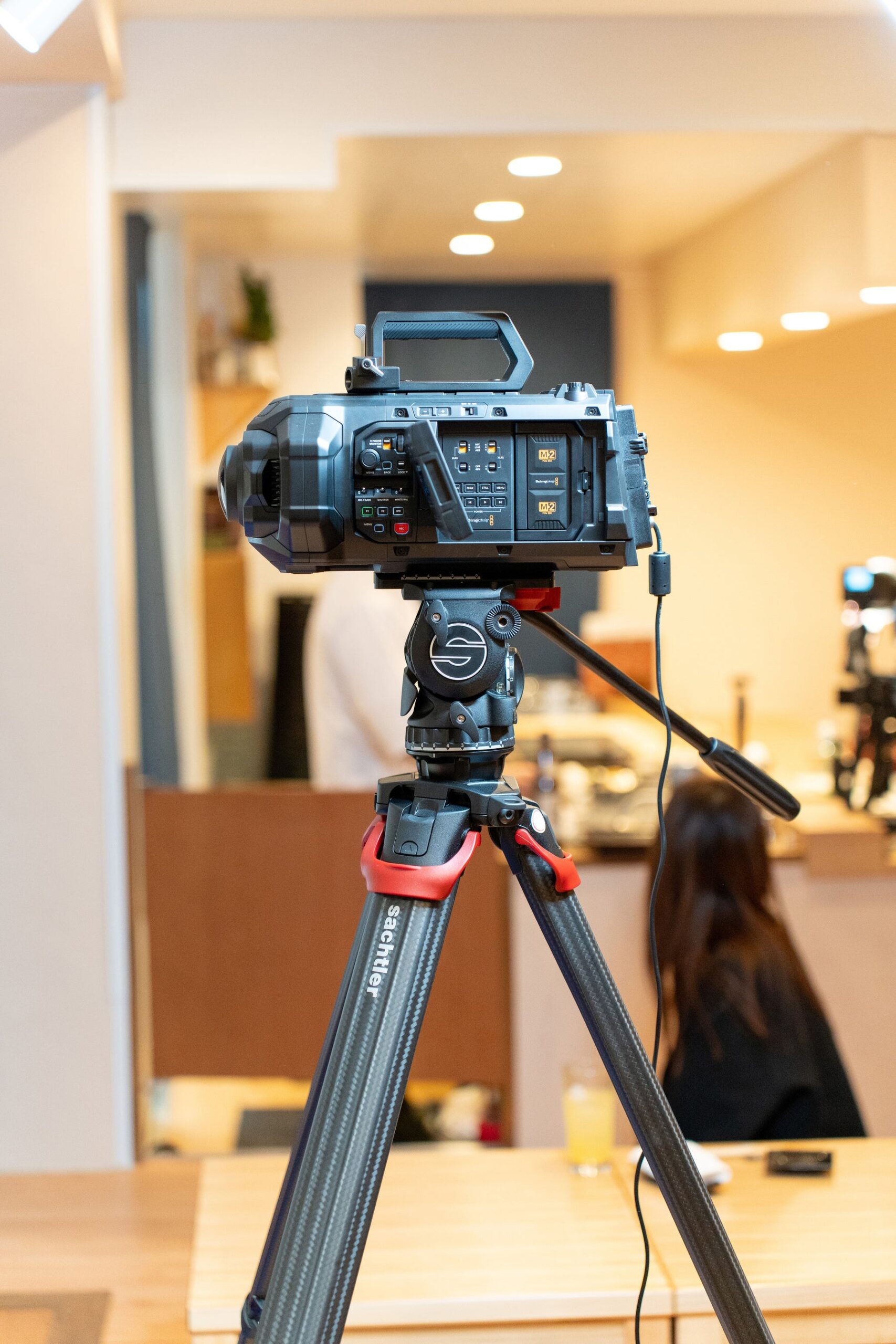 三脚に設置された業務用カメラ