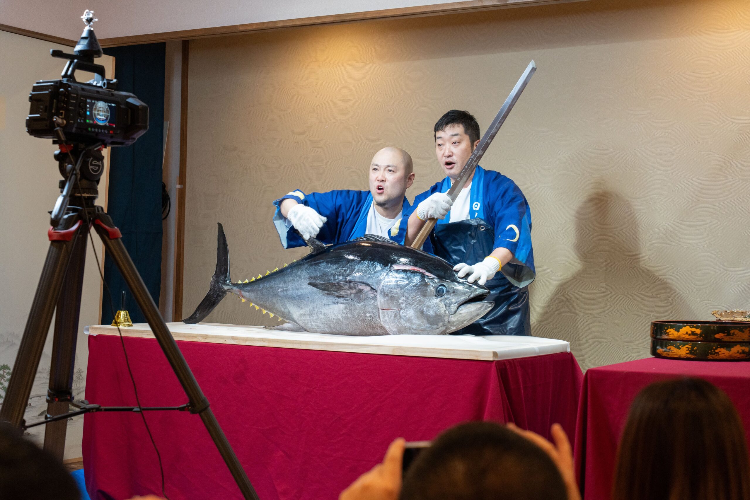 解体ショー中のマグロと職人たち