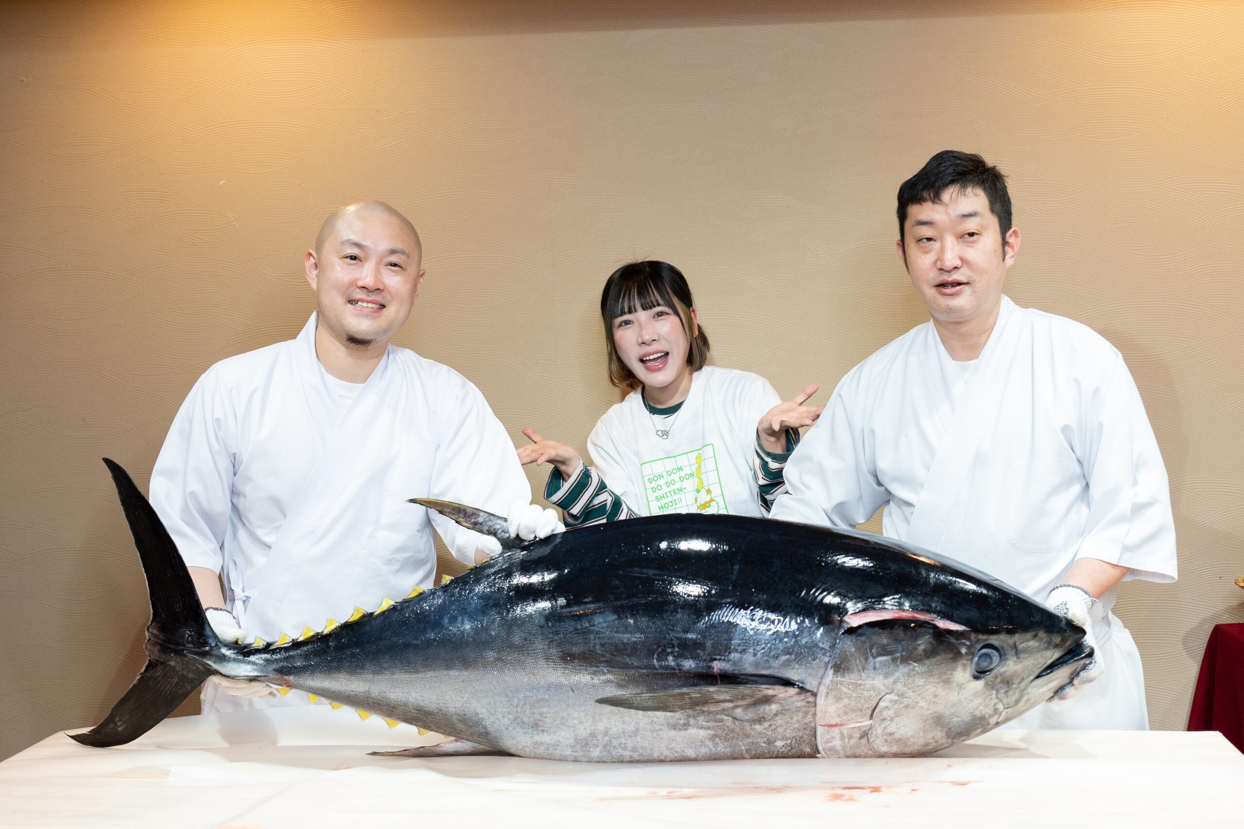 マグロとポーズをとる女性YouTuber