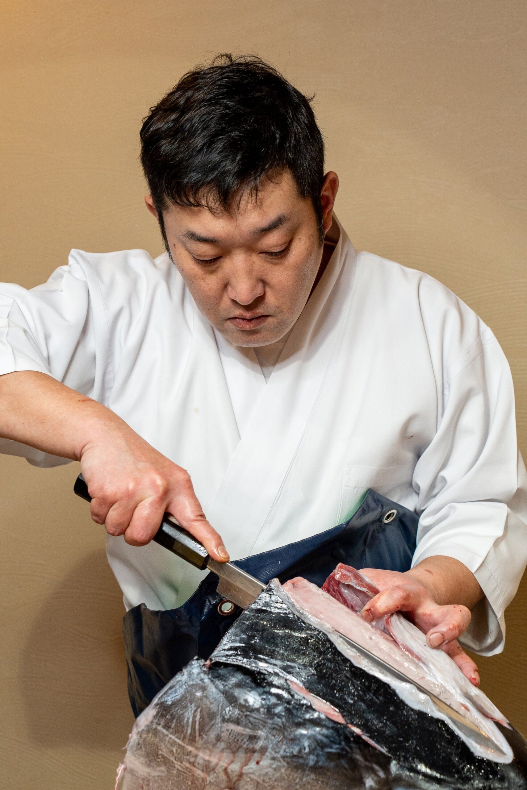 マグロを解体する職人の手元