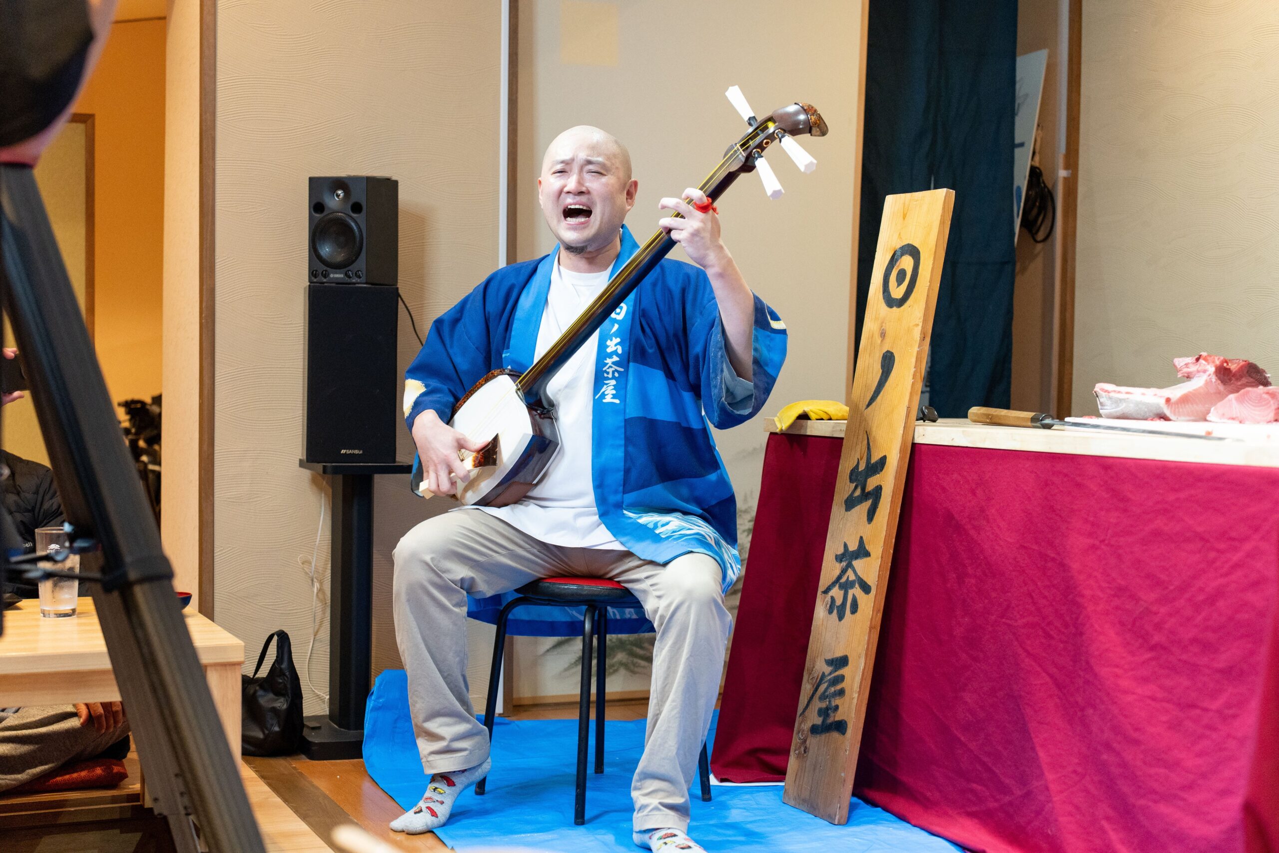 三味線を演奏する職人の様子