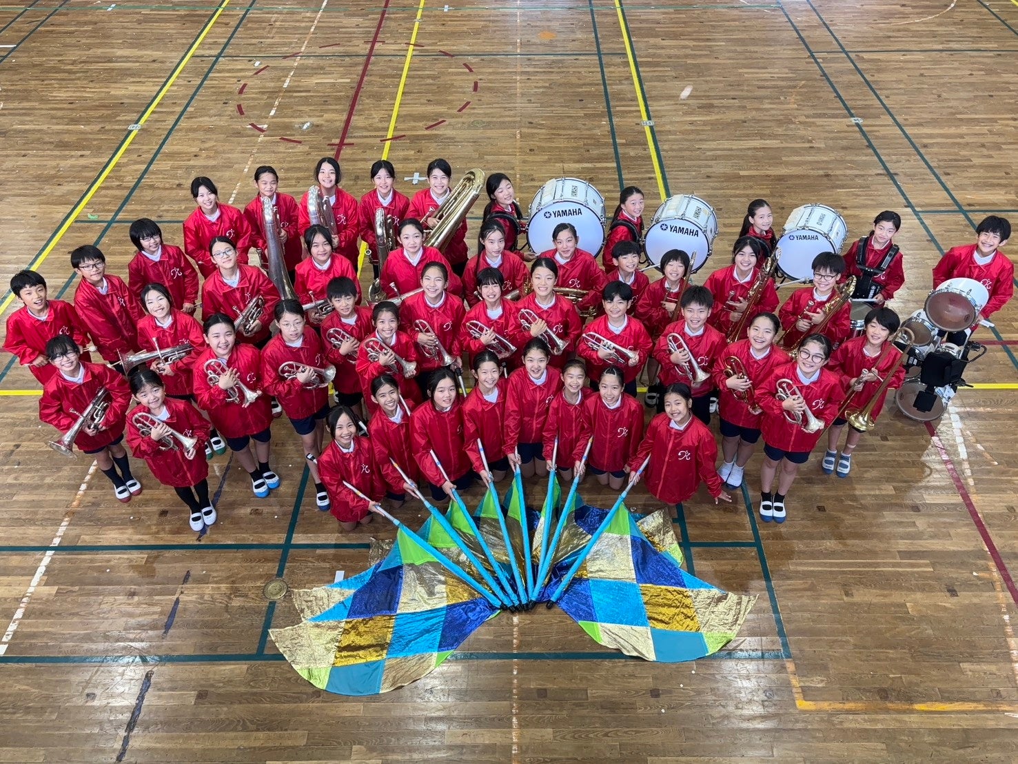 屋内体育館での楽団集合写真