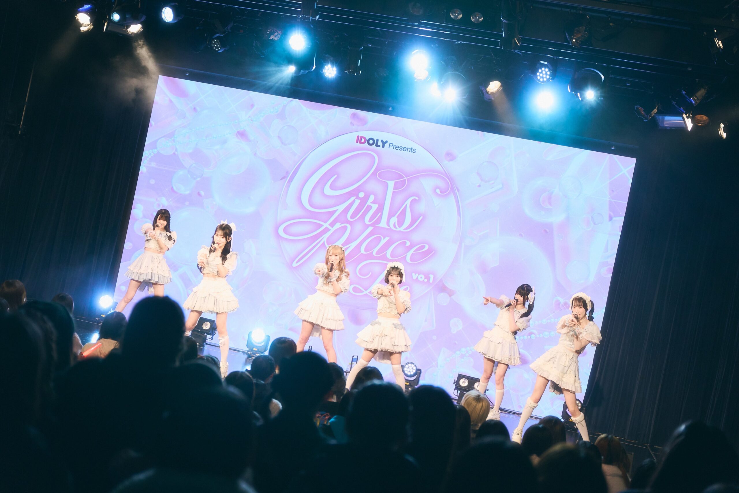 華やかな衣装でのグループパフォーマンス