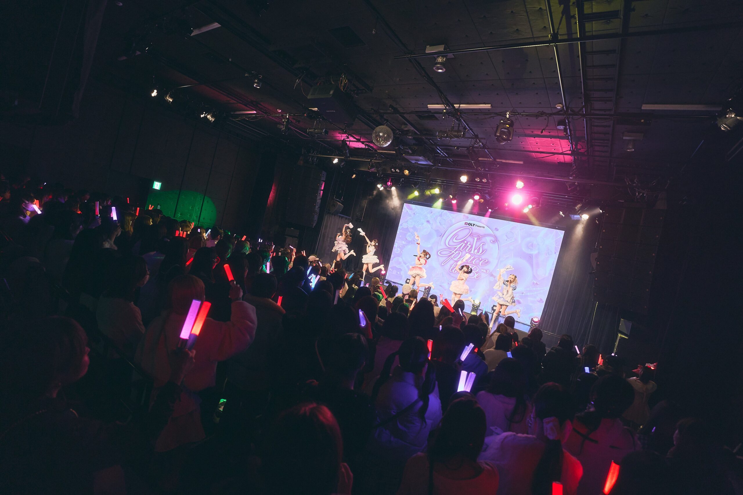 観客のペンライトで盛り上がるライブ会場