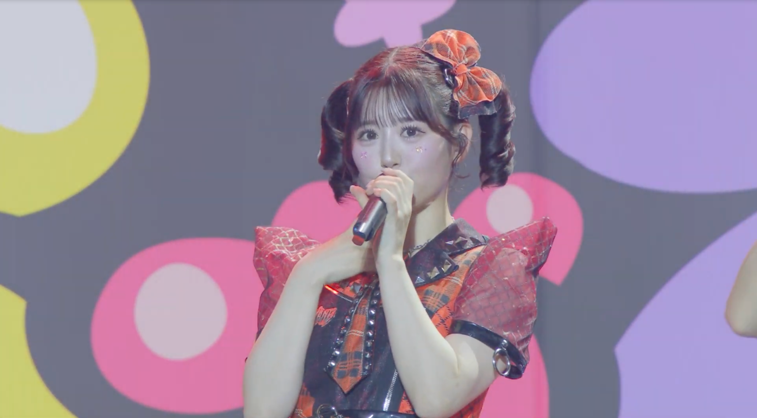 ステージで歌うアイドルメンバーの姿