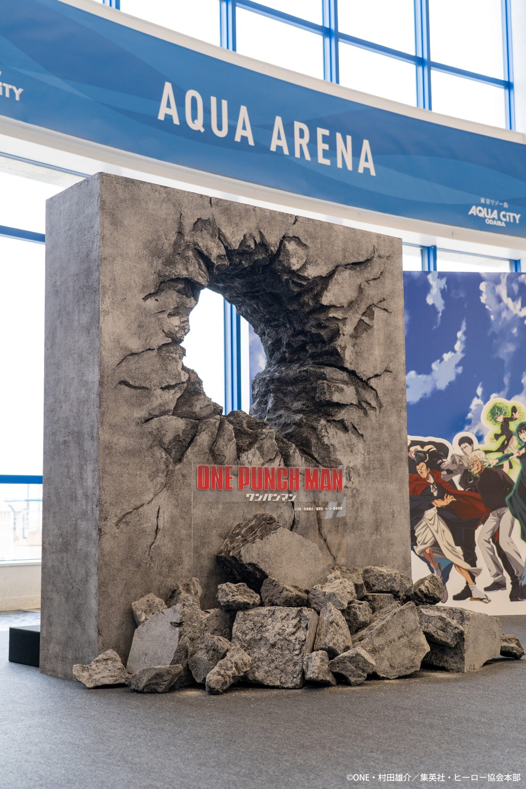 ワンパンマンの割れた壁の展示オブジェ