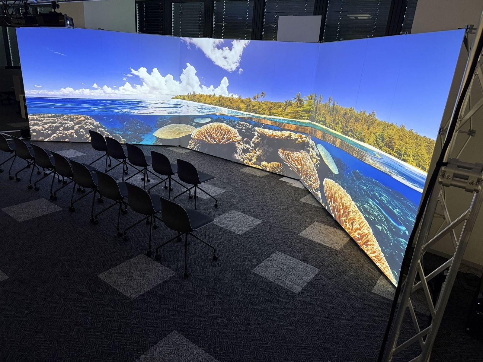 椅子と海の風景のイマーシブシアター