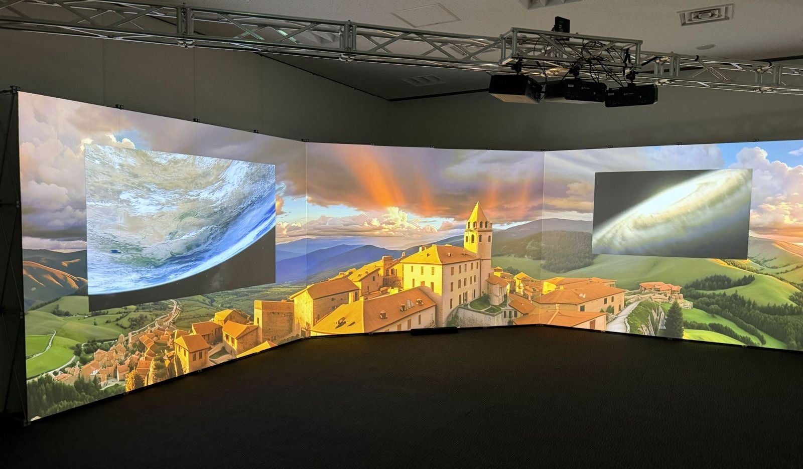 町と宇宙のイマーシブシアター