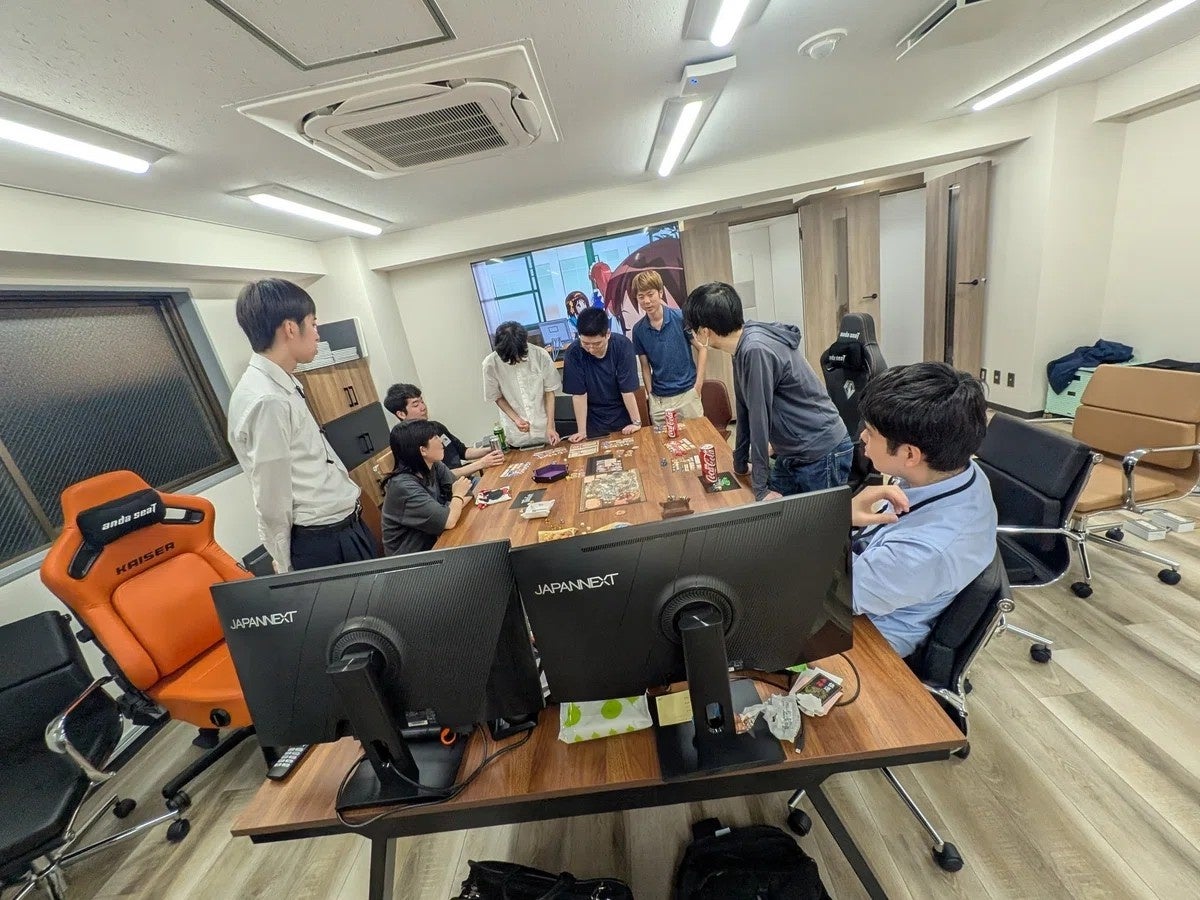 オフィスで会議をするエンジニアたち