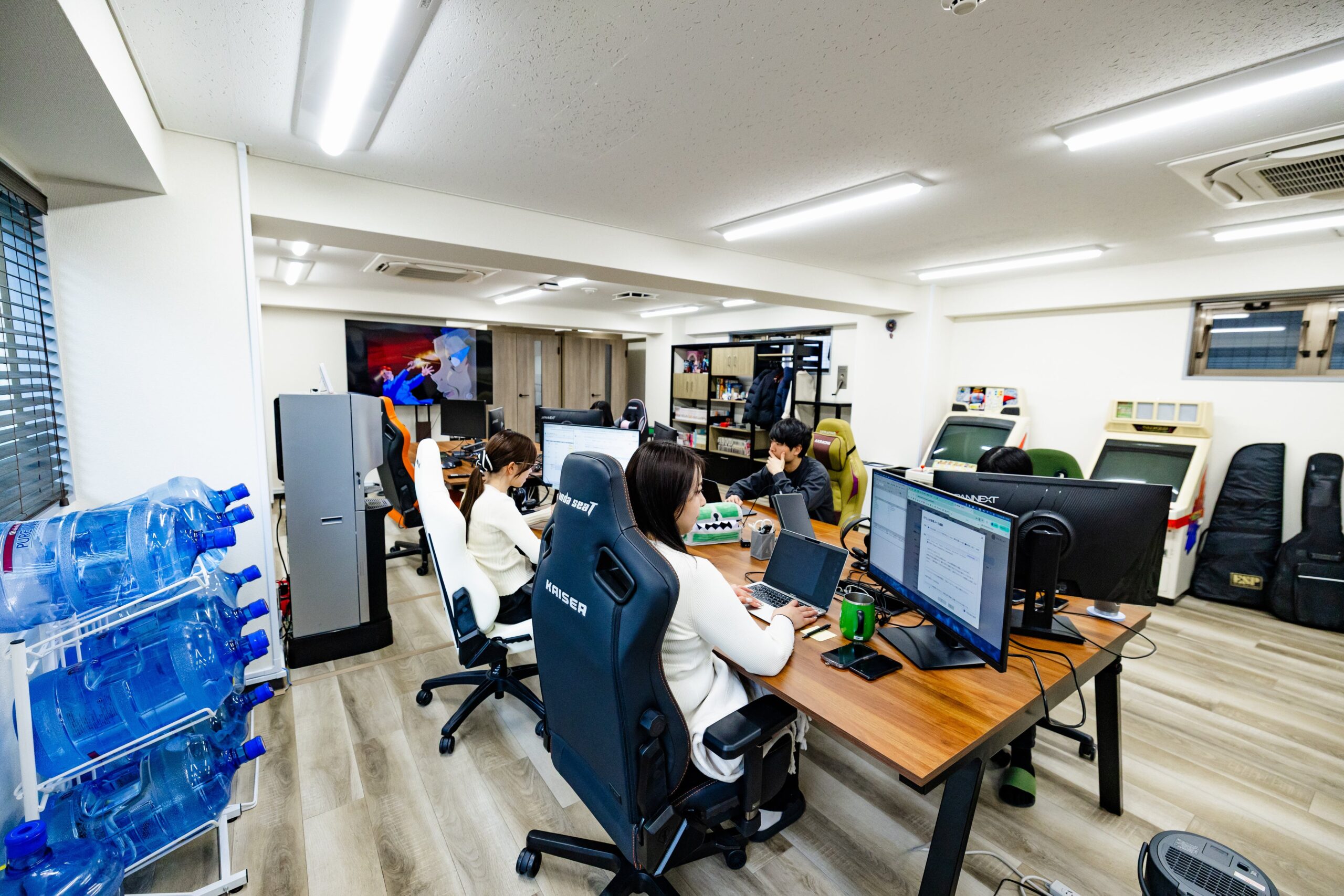 エンジニアが作業するオフィス環境