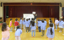 子供たちが参加する英語活動の様子