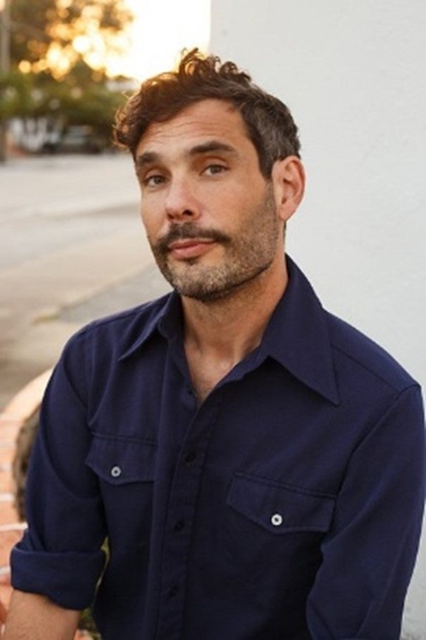 外でのカジュアルな男性のポートレート