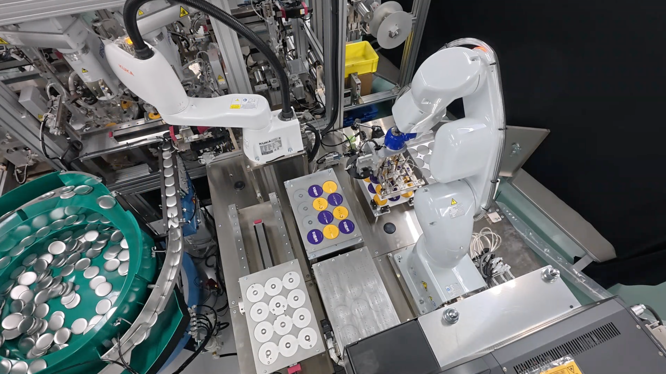 生産ラインにおけるロボット作業の様子