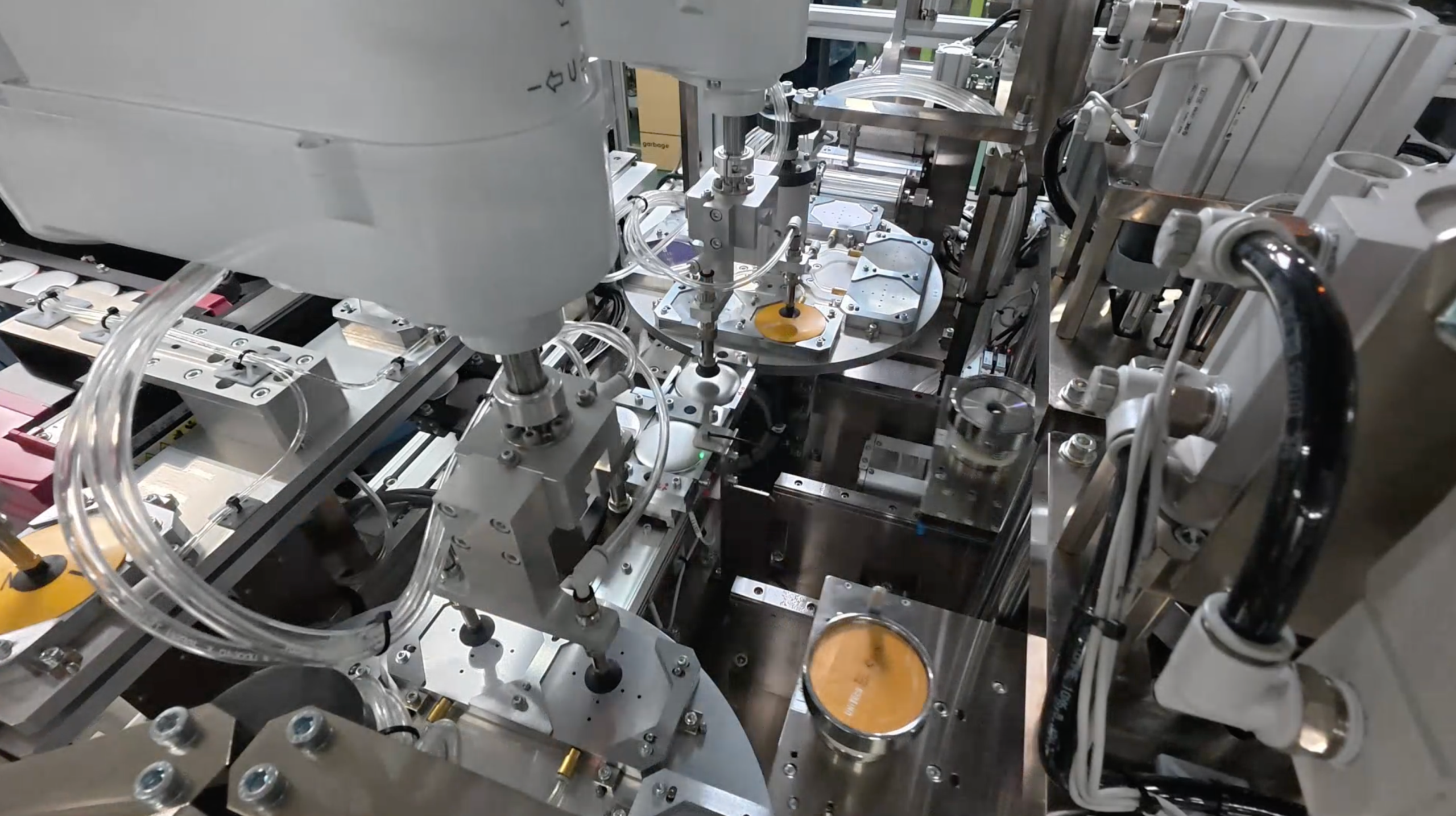 精密作業を行う製造装置の内部