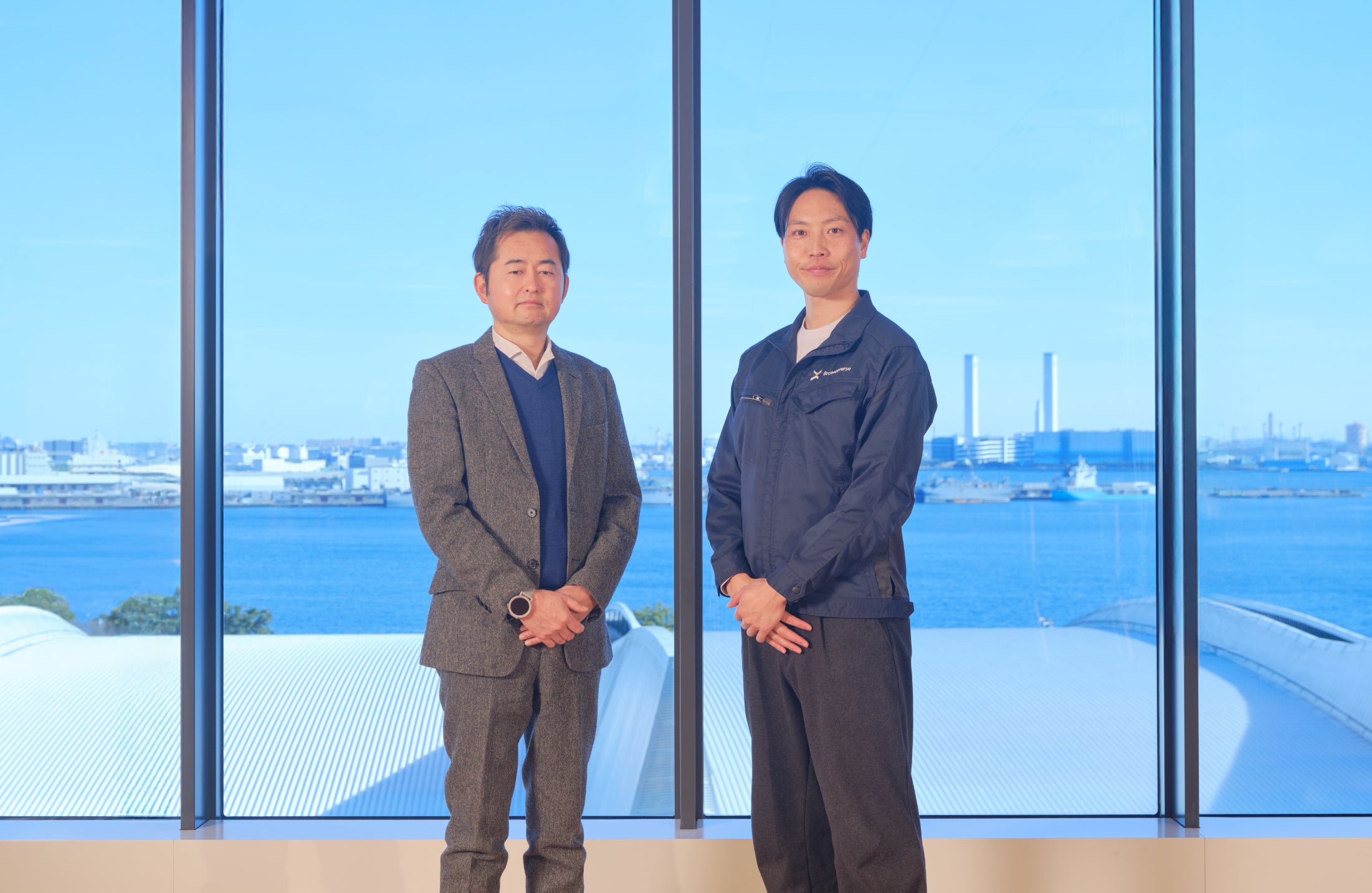 新CEOと役員が社屋でポートレート
