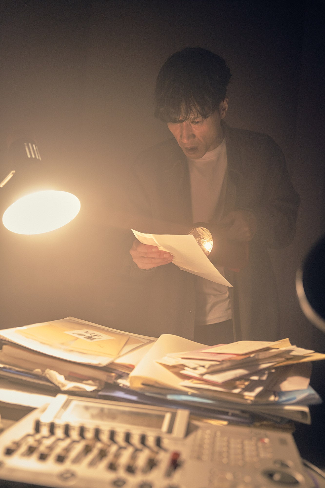 書類を読み込む男性の様子