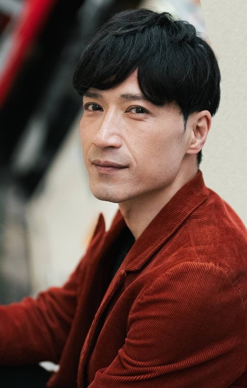 赤いジャケットの男性のポートレート