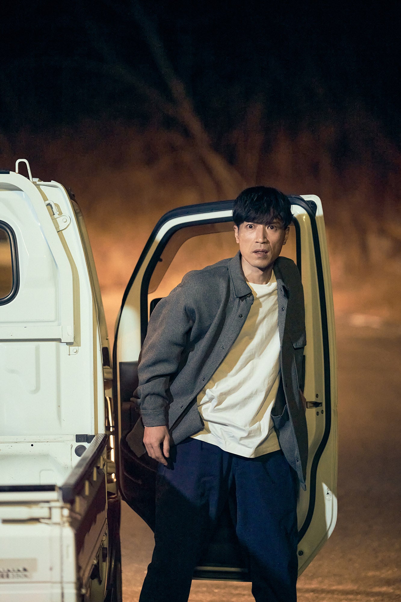 トラックから降りる緊張した男性