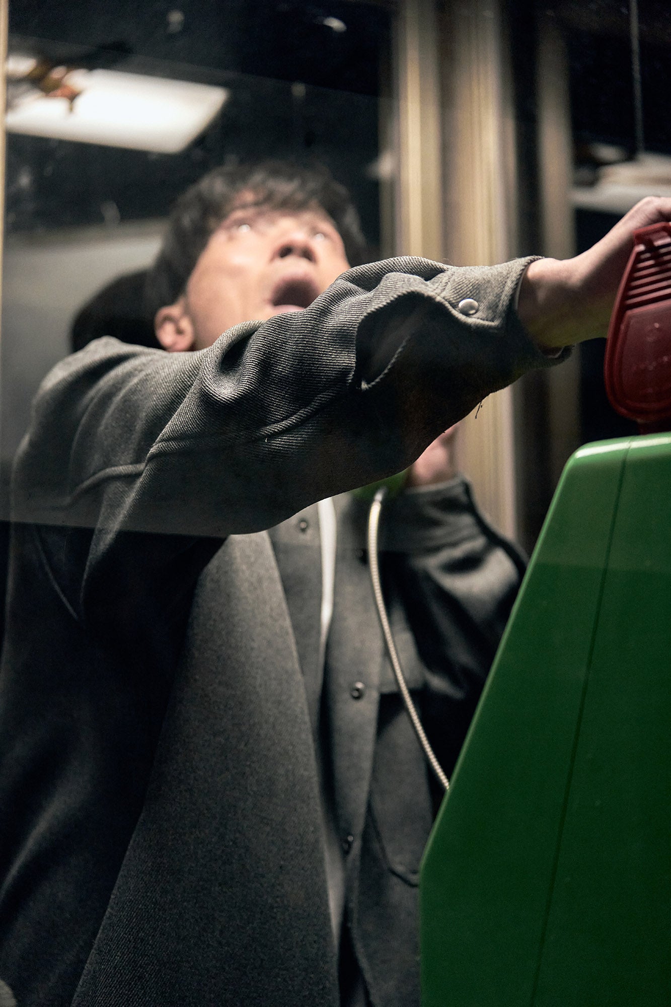 電話ボックスで驚く男性