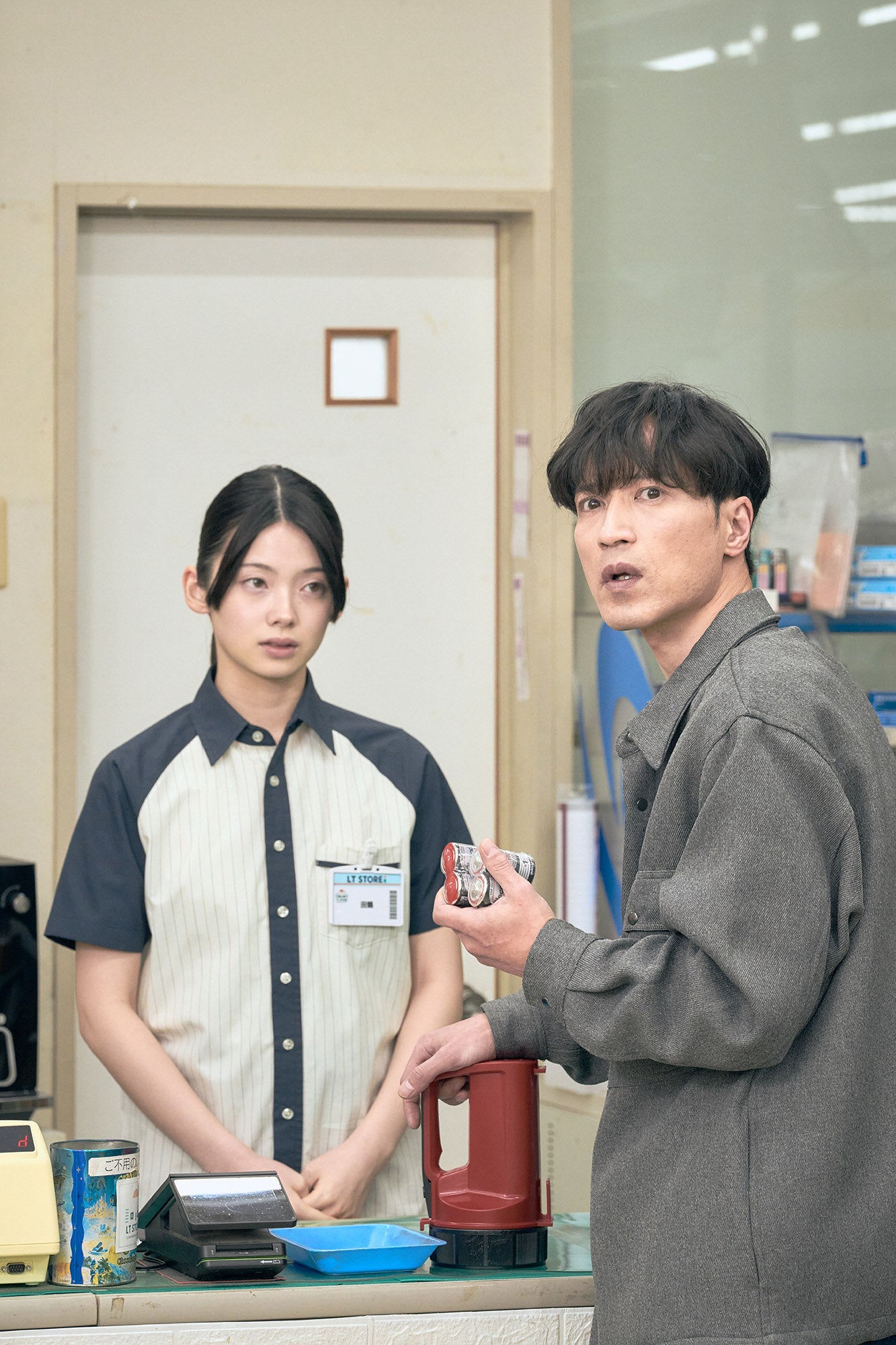 コンビニで商品を手にする男性