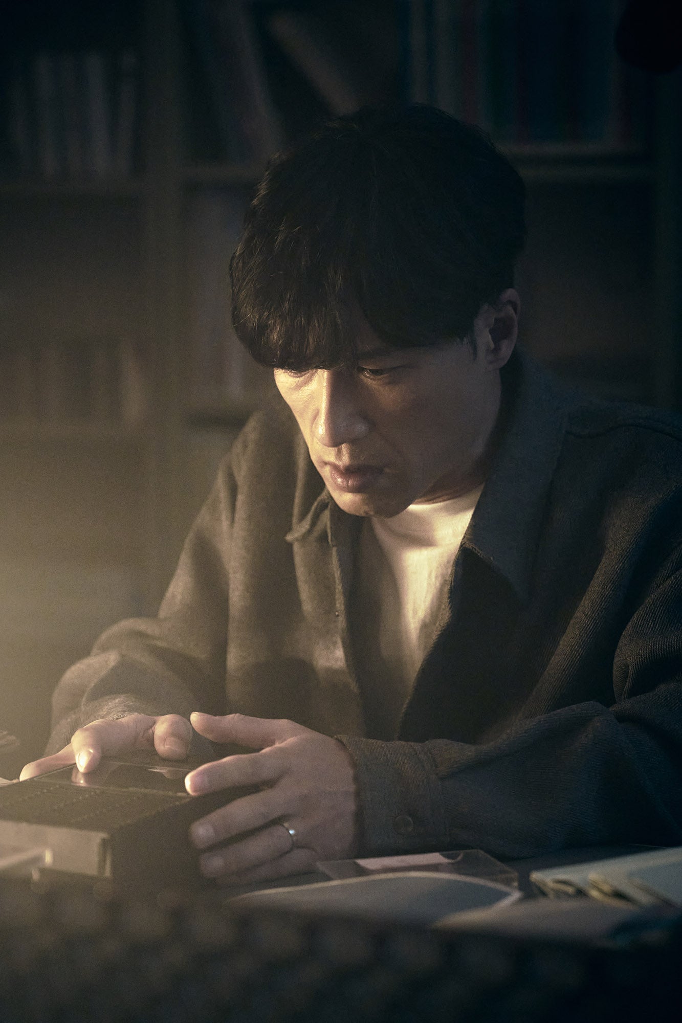 机上の装置に集中する男性