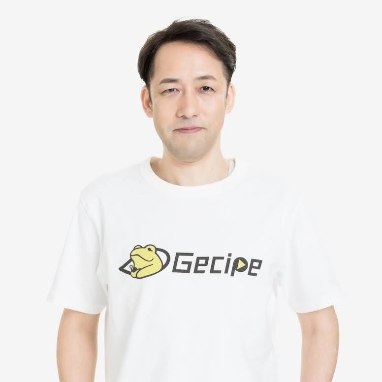 白いTシャツを着たGecipeのスタッフ