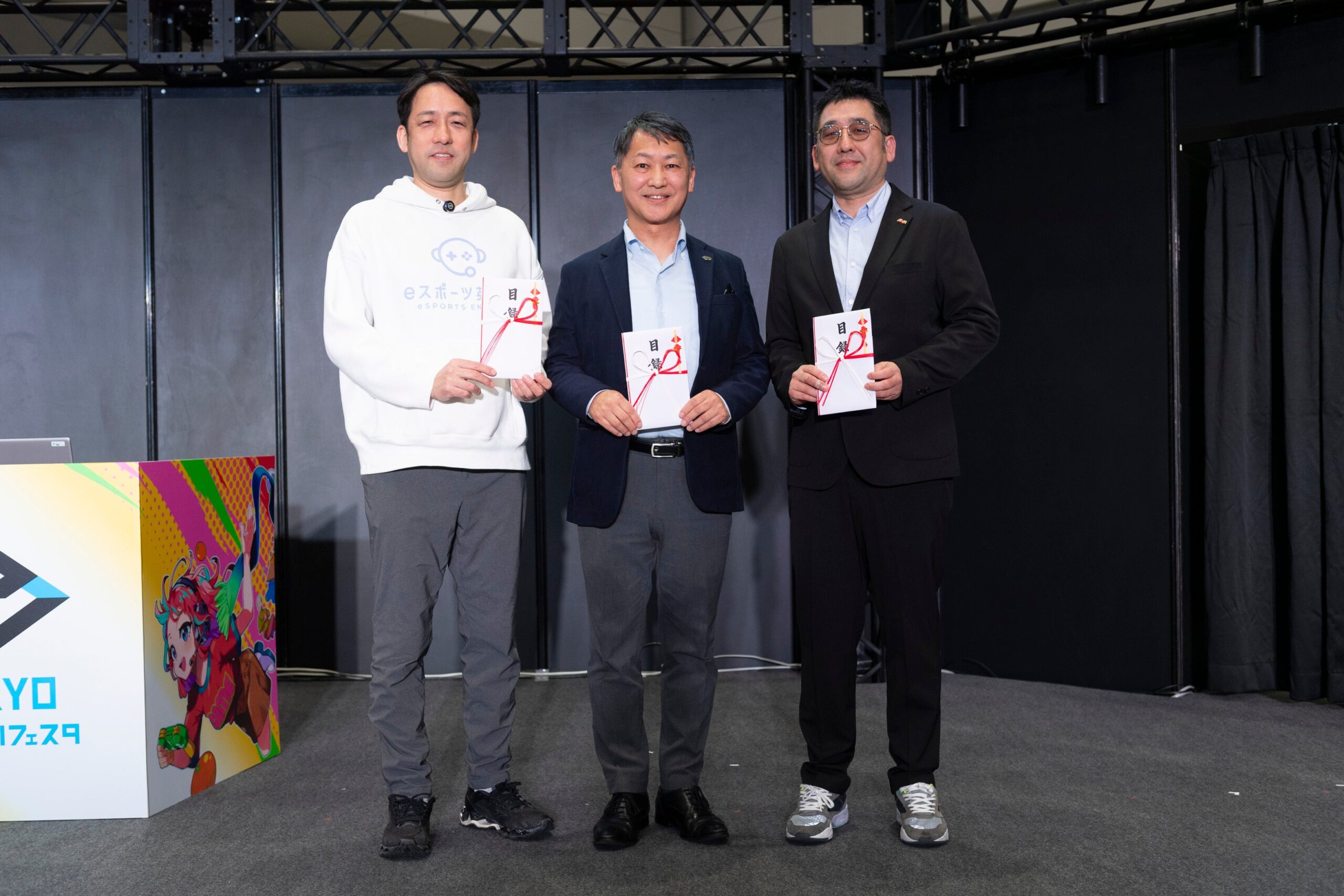 賞状を手にした東京eスポーツフェスタ受賞者