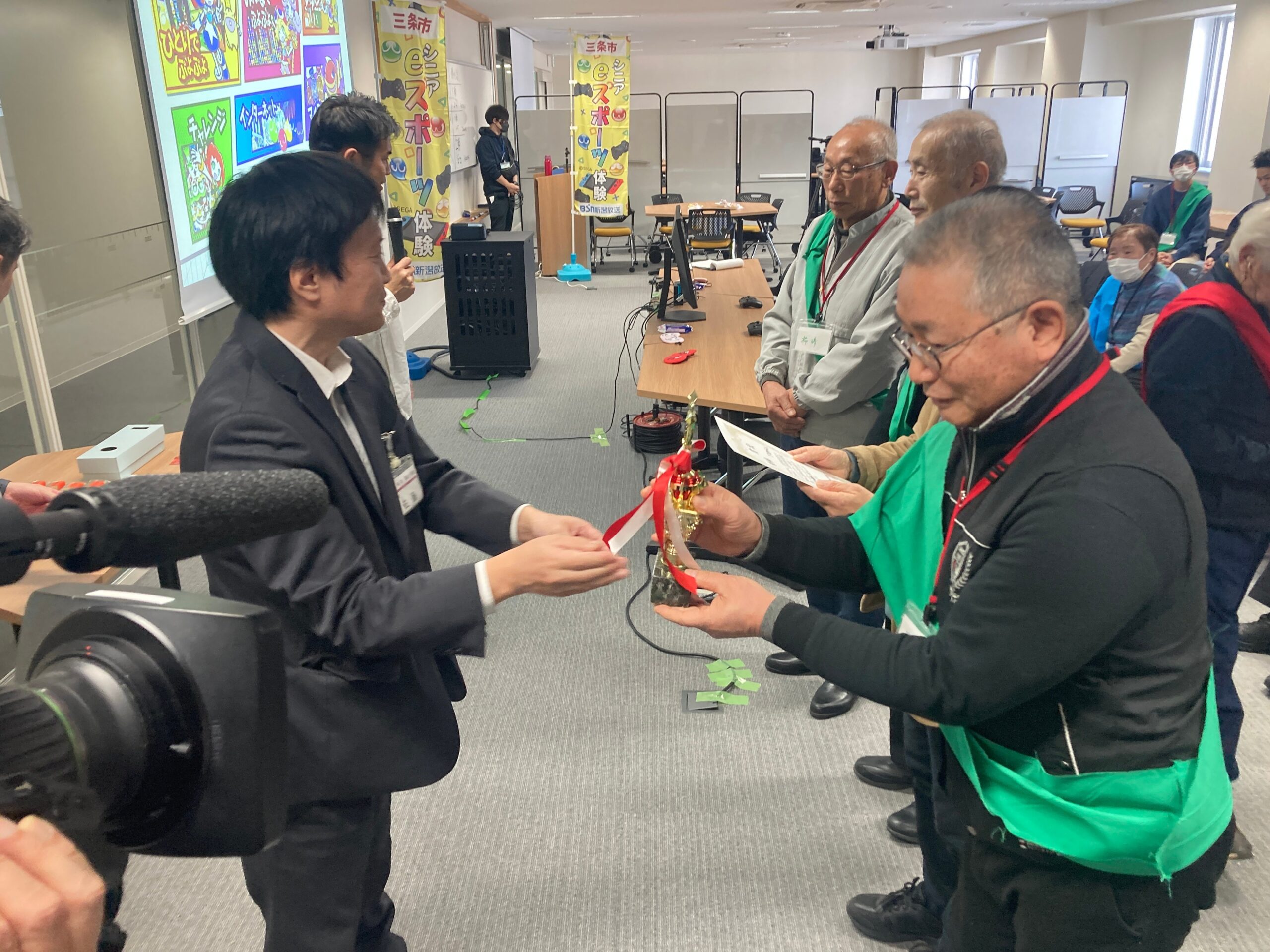 授賞式でトロフィーを受け取る参加者