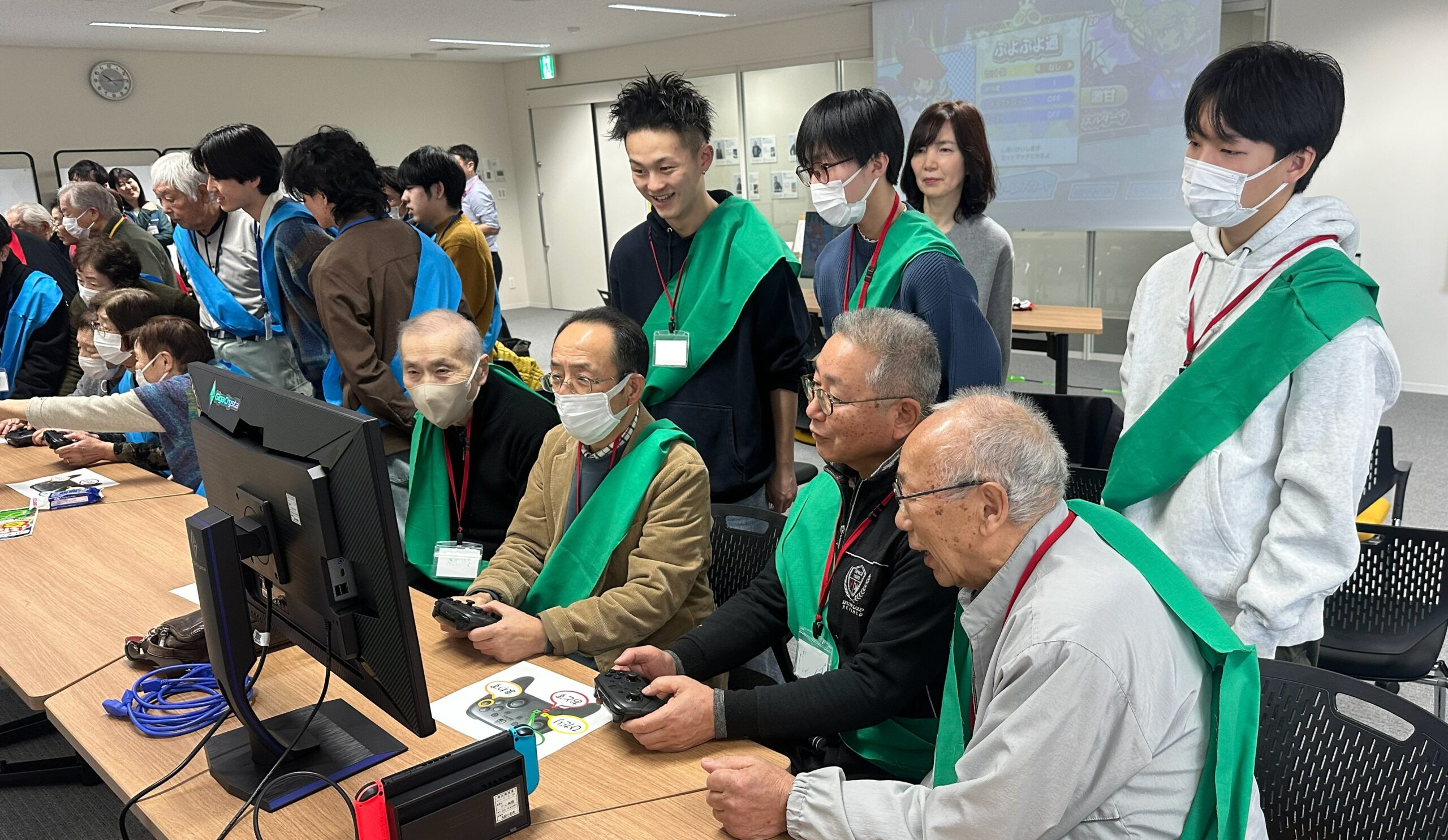 ゲームを楽しむシニアと学生の共闘