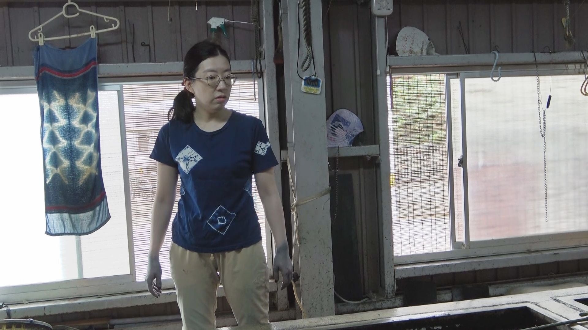 工房で作業中の女性と染め物