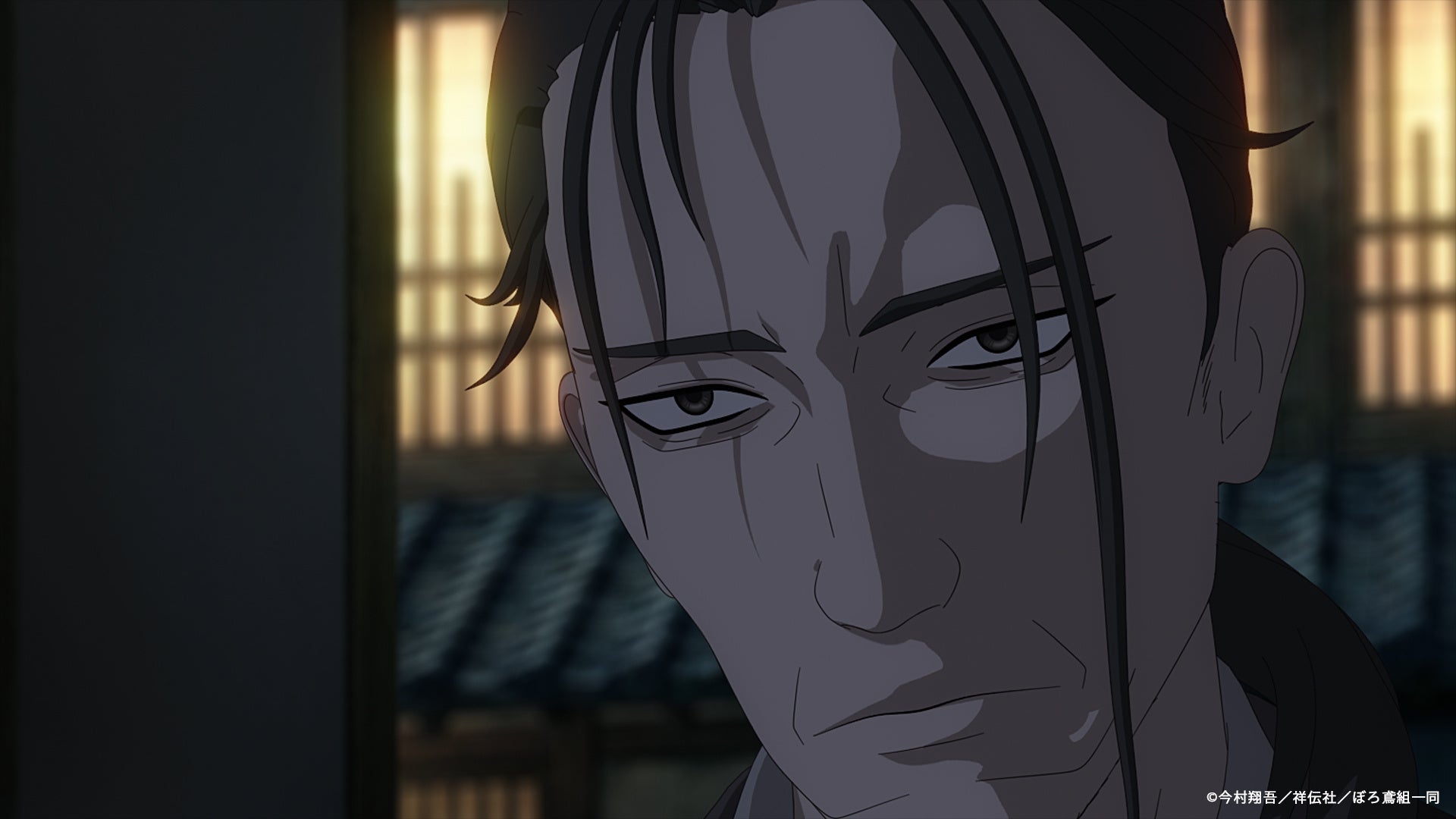 厳しい表情のキャラクターが室内に立つ