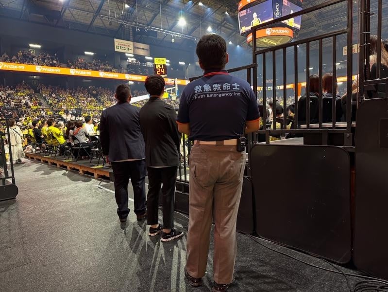 試合を見守る救急救命士の背中