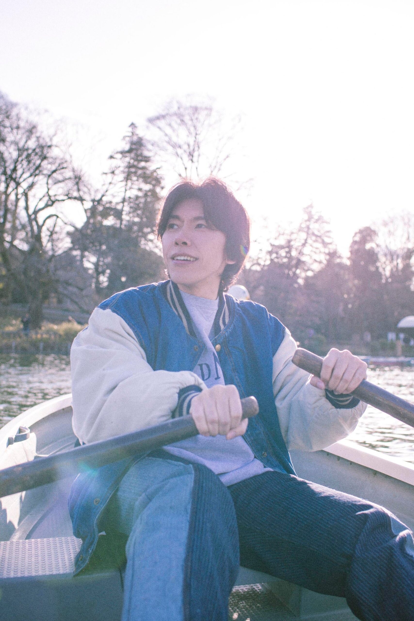 ボートを漕ぐ笑顔の人