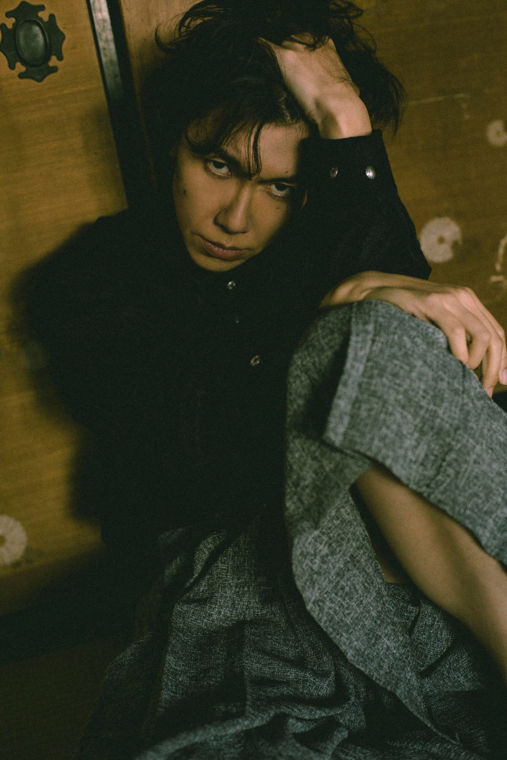 くつろぐ暗い表情の人