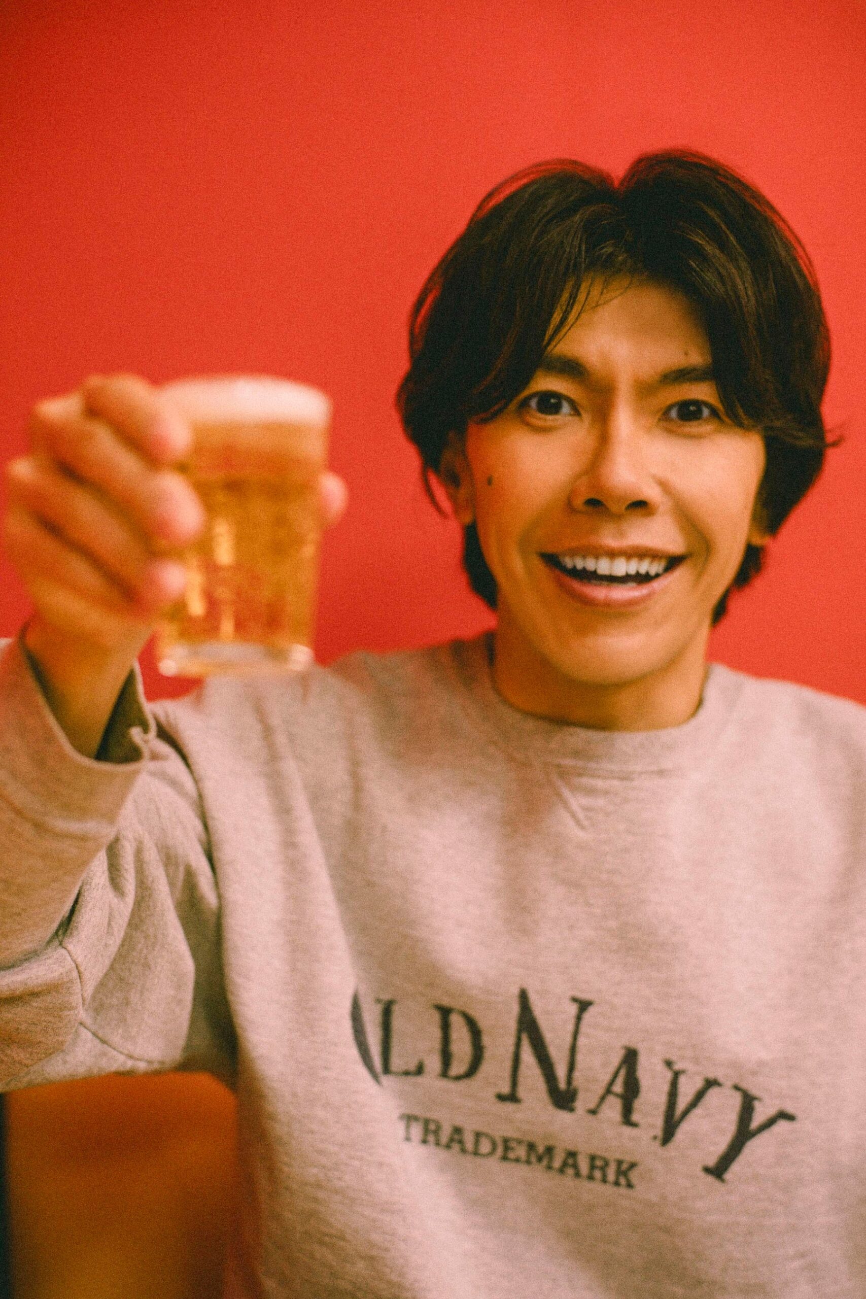 乾杯する笑顔の人