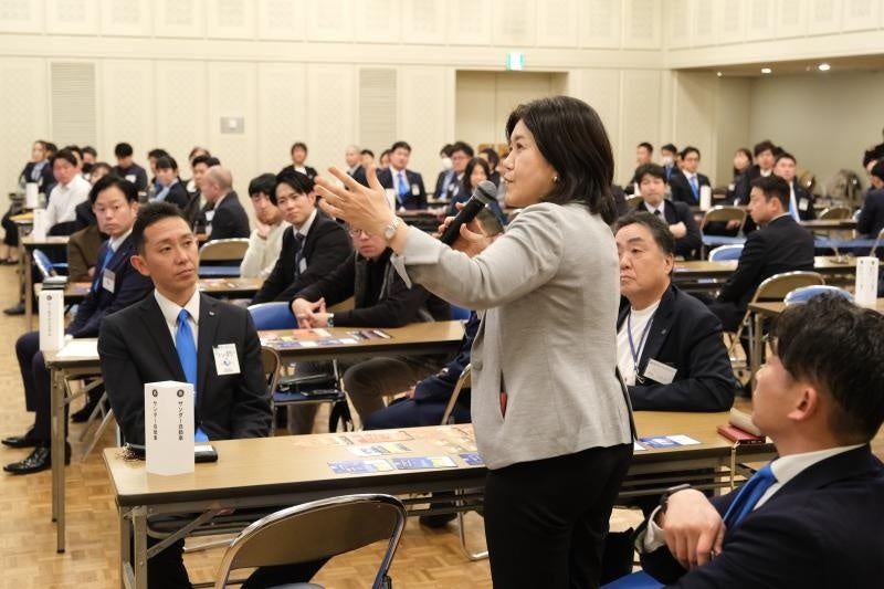 講演中の女性が参加者に問いかける様子