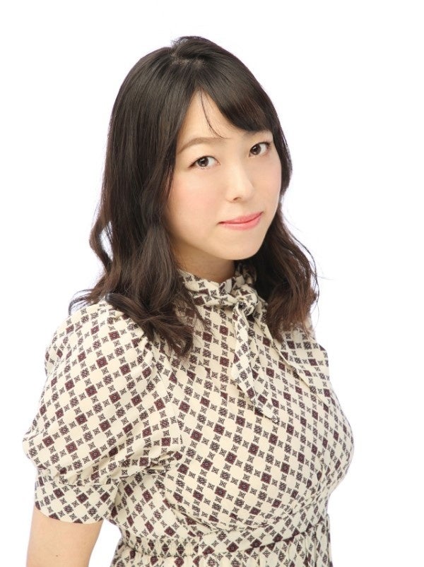 格子柄の服を着た女性