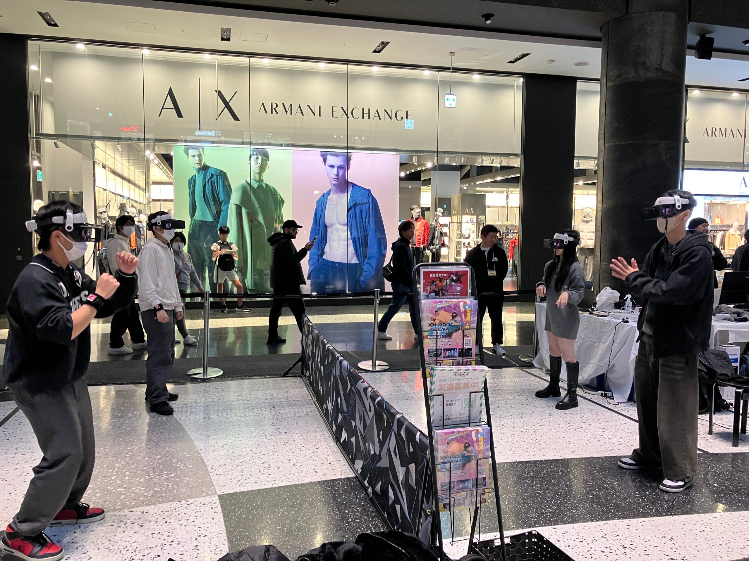 HADOを体験する参加者たち